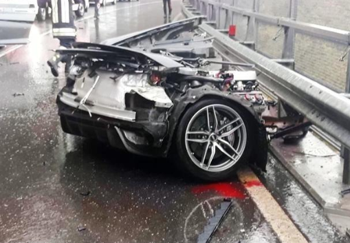 奥迪R8公路上一分为二,司机毫发无损,网友:这也太厉害了!