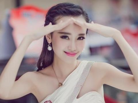 江淮真没请错车模，为吸引游客驻足，女神使出浑身解数