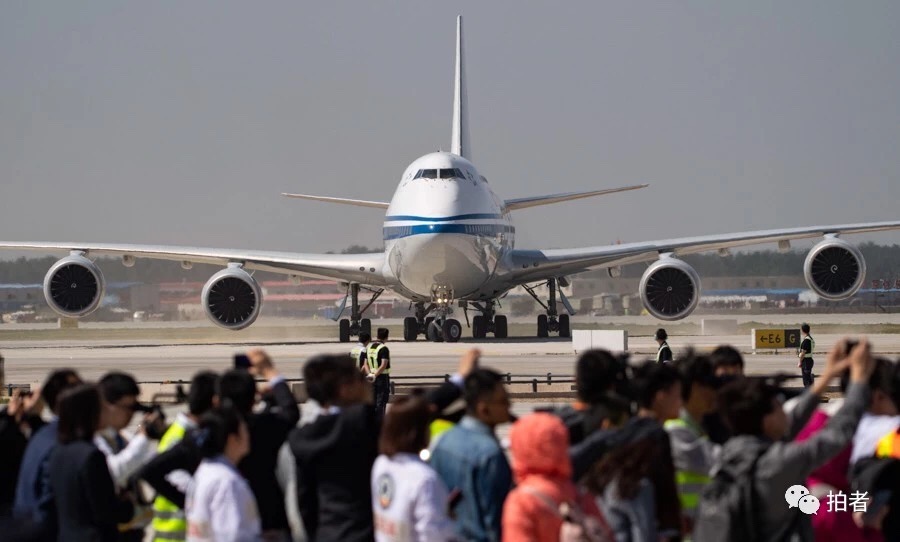 　　△ 2019年5月13日，中国国际航空公司的波音747-8试飞飞机抵达北京大兴国际机场，通过滑行道停入机位。摄影 / 新京报记者陶冉