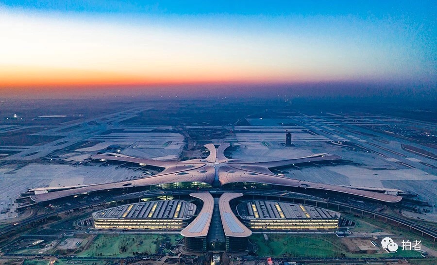 　△ 2019年1月21日，清晨，正在建设的北京大兴国际机场。摄影 / 新京报记者陶冉