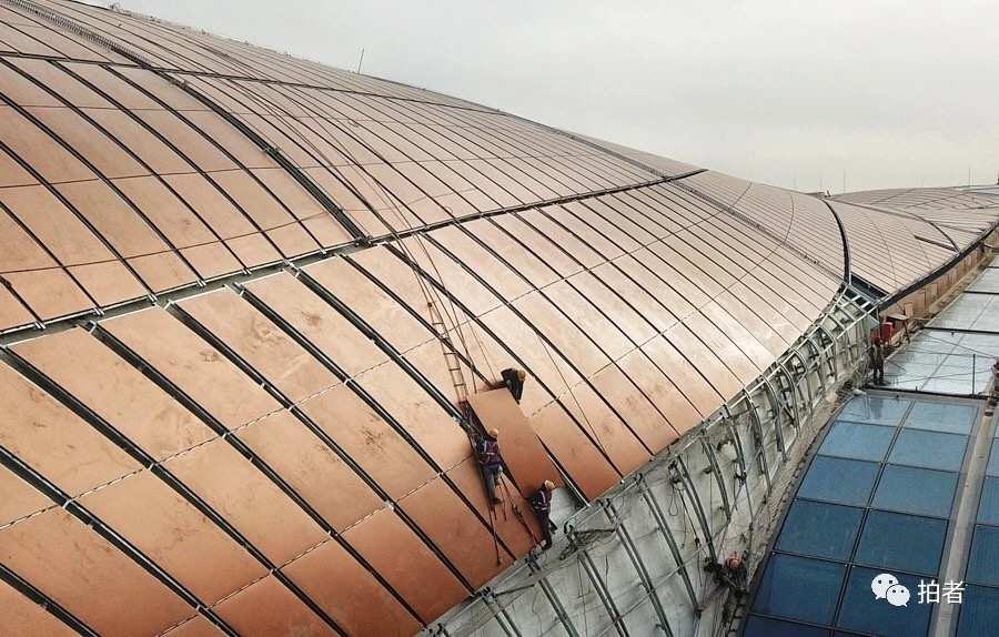 　　△ 2018年12月26日，北京大兴国际机场，施工人员正在安装航站楼外立面。摄影 / 新京报记者王飞