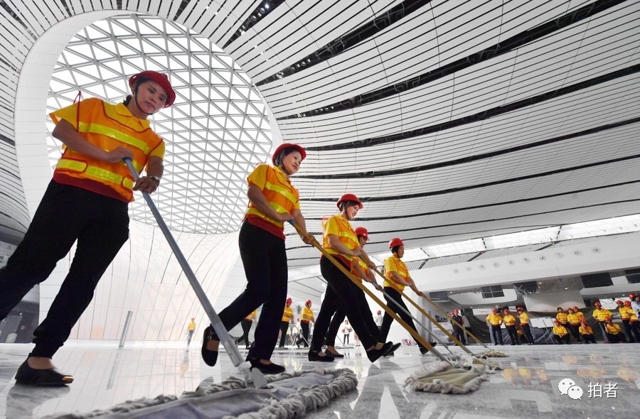 　△ 2019年6月18日，保洁人员在北京大兴国际机场航站楼整体开荒保洁工作全面开始。摄影 / 新京报记者李木易