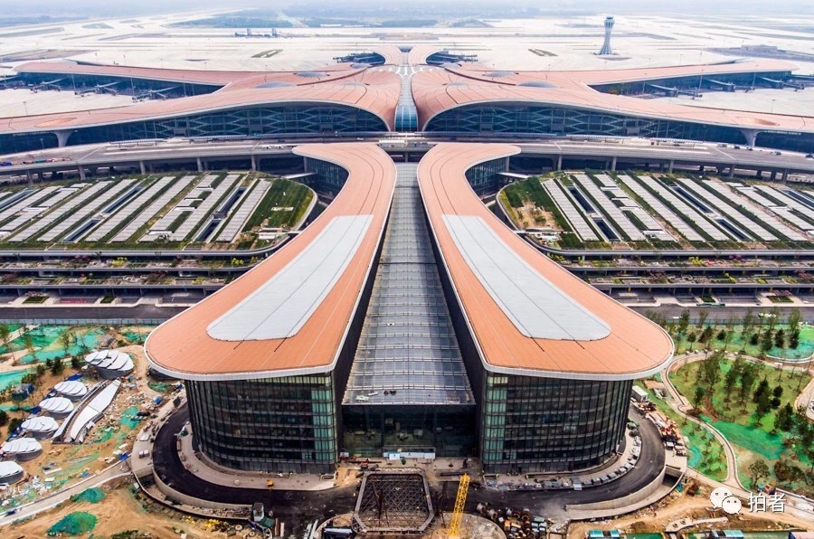 　△ 2019年6月28日，航拍北京大兴国际机场的立体停车库。摄影 / 新京报记者陶冉