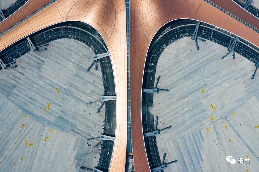 △ 2019年6月28日，建设完成的航站楼和廊桥。摄影 / 新京报记者陶冉