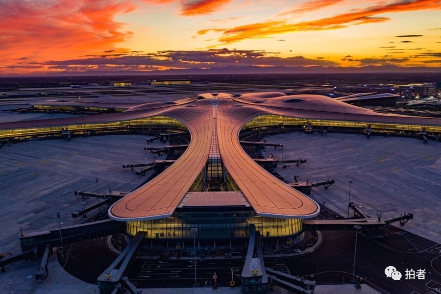 　△ 2019年6月29日，落日霞光洒在北京大兴国际机场的航站楼上。摄影 / 新京报记者陶冉