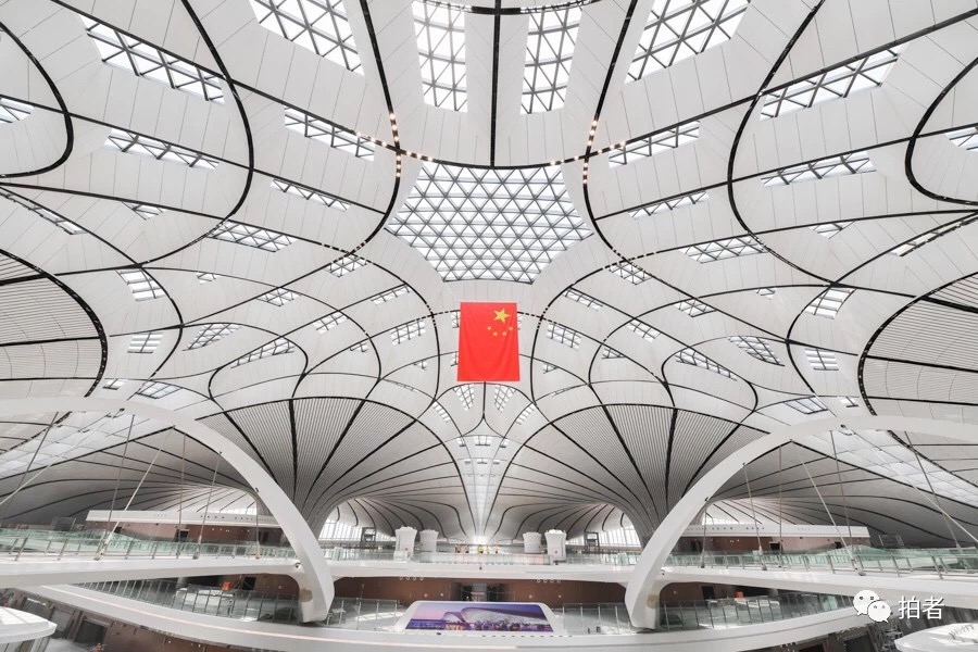　△ 2019年6月22日，北京大兴国际机场，航站楼内部结构。摄影 / 新京报记者陶冉