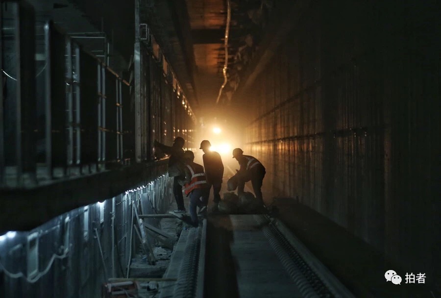 　△ 2019年5月24日，新机场线草桥站工人正在隧道内施工。摄影 / 新京报记者王贵彬