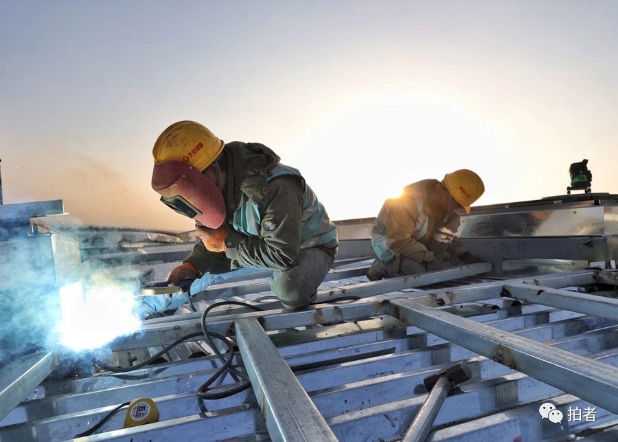 　△ 2018年1月16日，施工人员正在航站楼楼顶进行焊接作业。摄影 / 新京报记者王飞