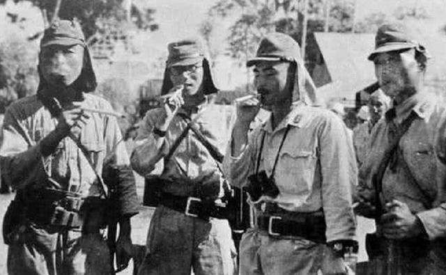 这座雕像是一位腰佩军刀的日本士兵，他的目光凝视着北方