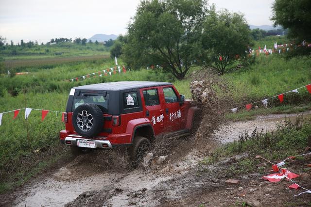 BJ40 PLUS——专业悍将,越野路上不设限