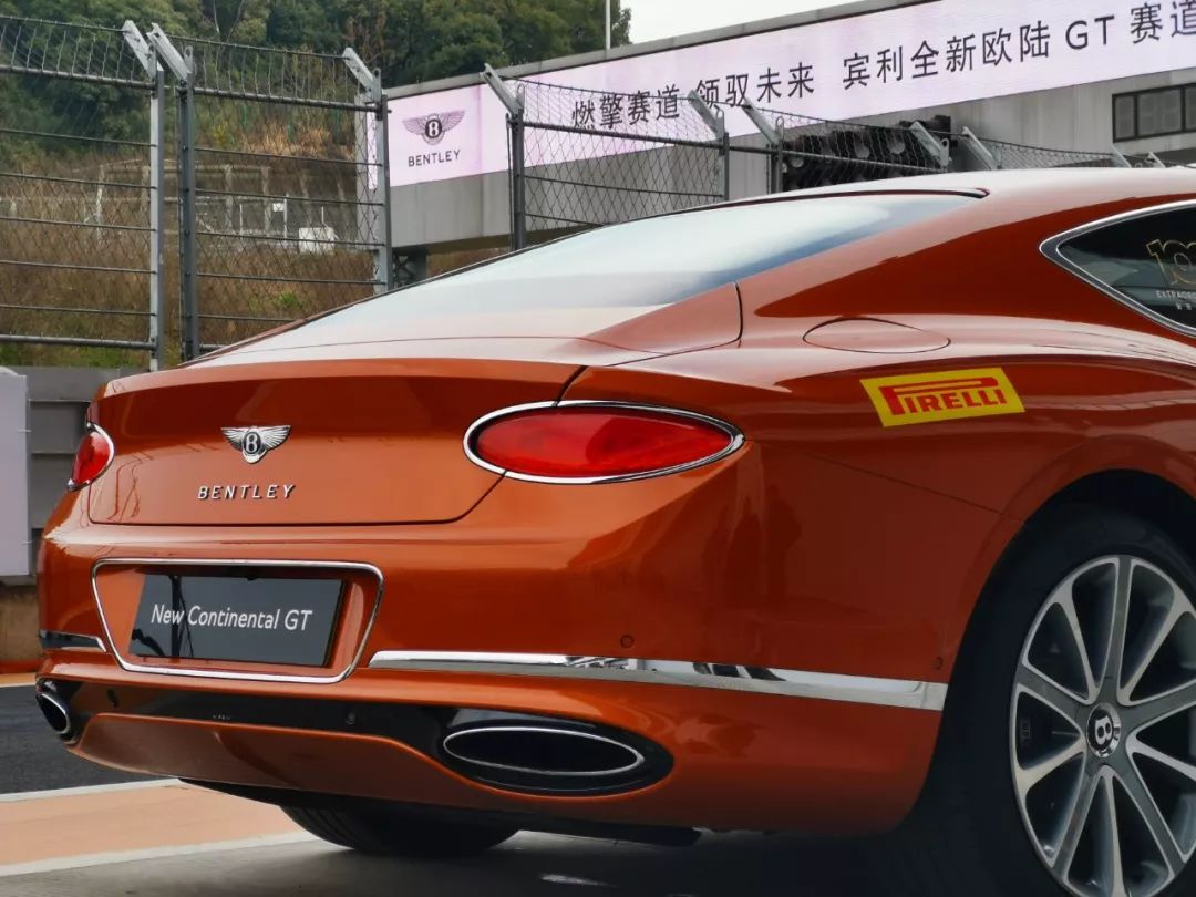 为什么需要12个缸?因为在时速300km也可以喝咖啡啊!