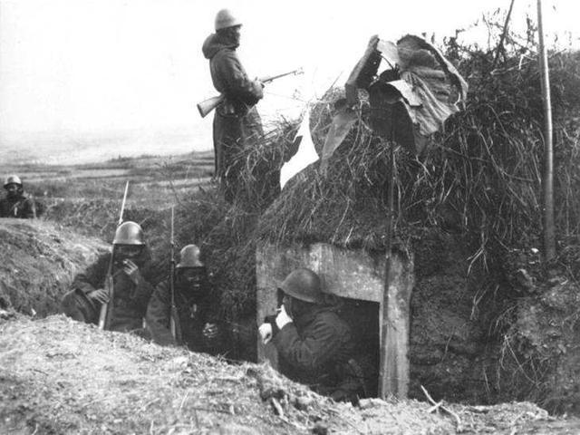 这座雕像是一位腰佩军刀的日本士兵，他的目光凝视着北方