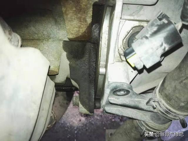 车主启动车辆时一个小失误,造成变速箱壳体破裂,胖哥拆解维修