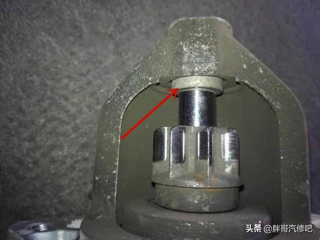车主启动车辆时一个小失误,造成变速箱壳体破裂,胖哥拆解维修