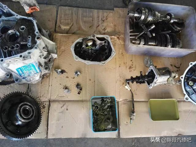 车主启动车辆时一个小失误,造成变速箱壳体破裂,胖哥拆解维修