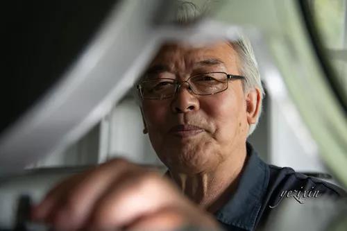 76岁大爷挂“勿需让座”LED牌乘地铁：年轻人不易