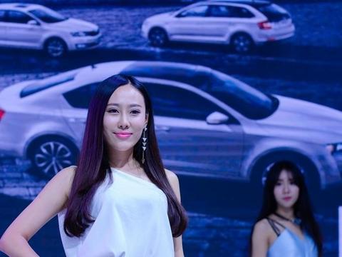 从车模都可以看出策略，丰田又是新车又是优惠，真是大手笔