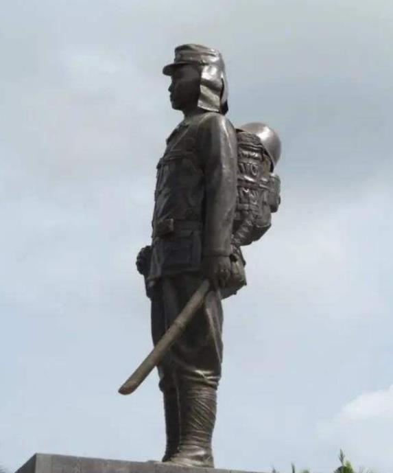 这座雕像是一位腰佩军刀的日本士兵，他的目光凝视着北方