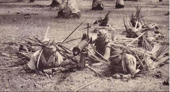 这座雕像是一位腰佩军刀的日本士兵，他的目光凝视着北方