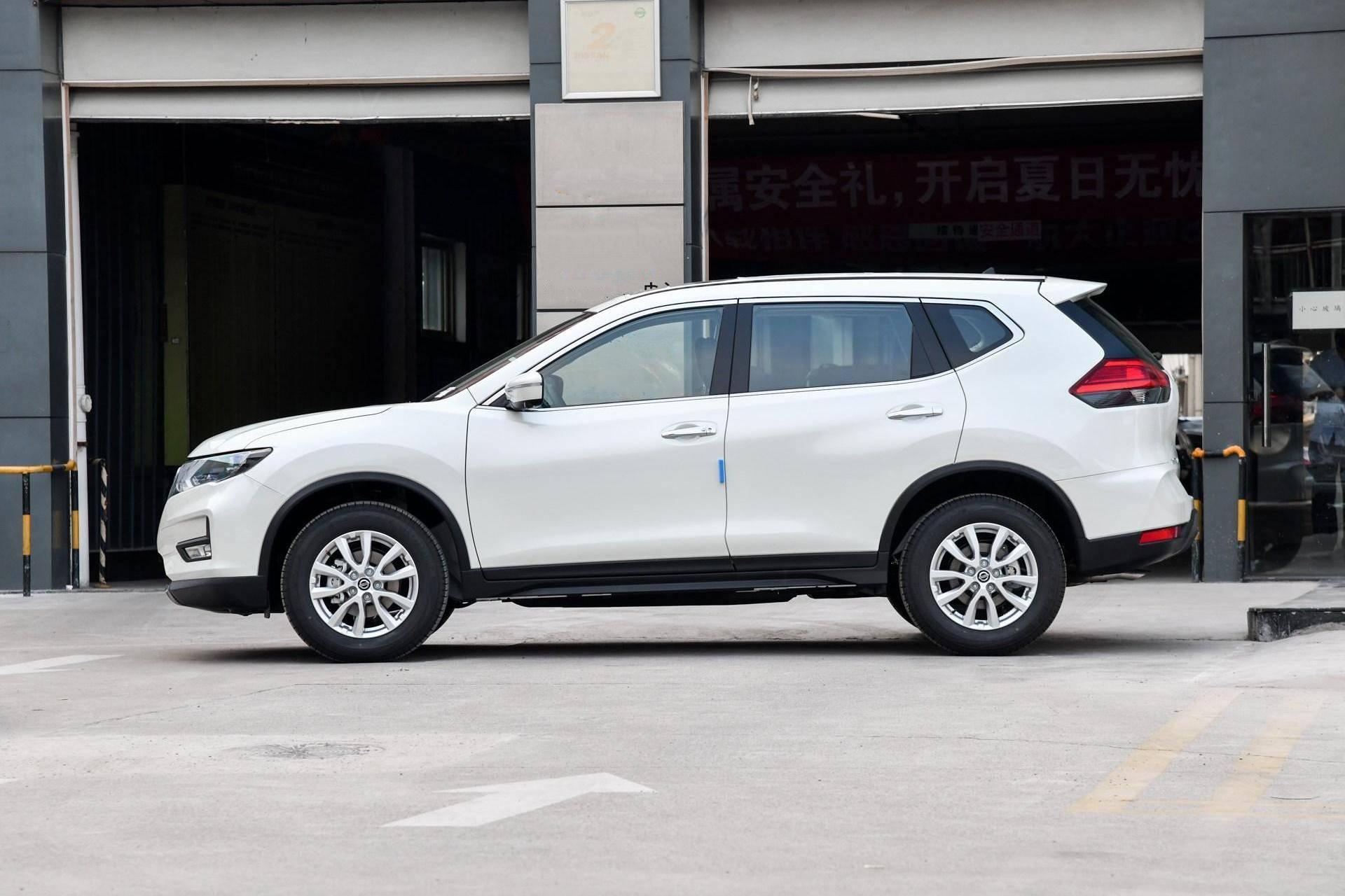 谁说奇骏7座没人买?4.67米压倒RAV4成销冠,标配2.0L油耗8L