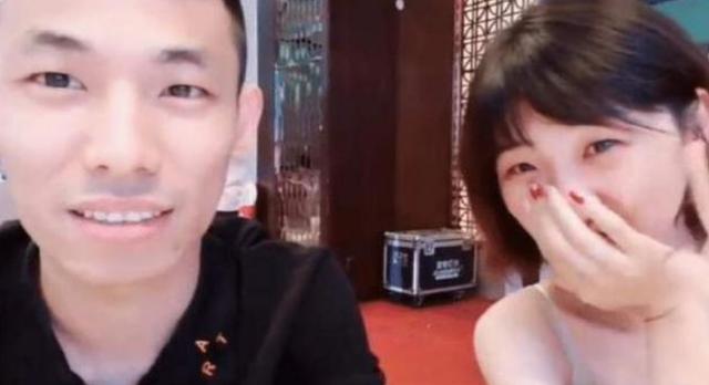 韩茜茜少见露脸,捂嘴一瞬间撞脸明星,网友羡慕旭旭宝宝:好福气