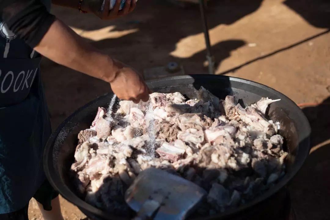 壮观!鄂尔多斯大锅炖羊肉，700多人一起吃!