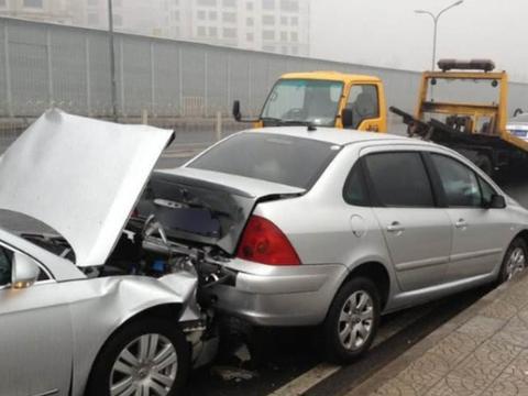 交警温馨提醒：别再傻傻被忽悠，车险只买这4种就行，买多白买