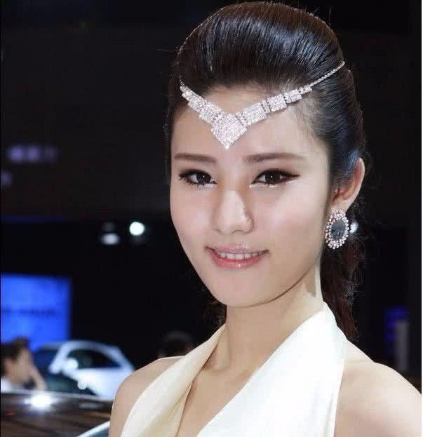 雷克萨斯车模太优雅，成上海车展风景线，二线豪车也不输BBA