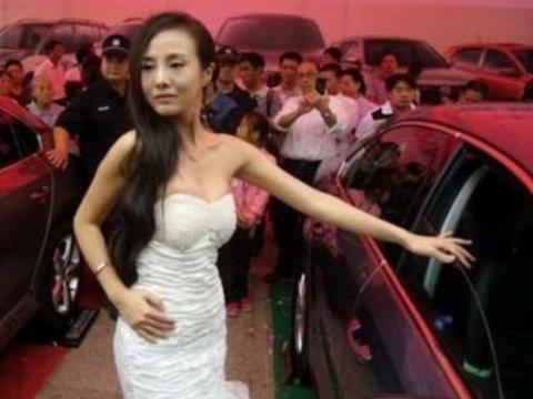 国内“第一女车模干露露”，颜值不够还有身材，座驾更加有品味
