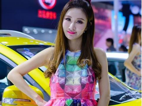 新能源低谷谁也顶不住，比亚迪坐不住出新策略，从车模就看出来了