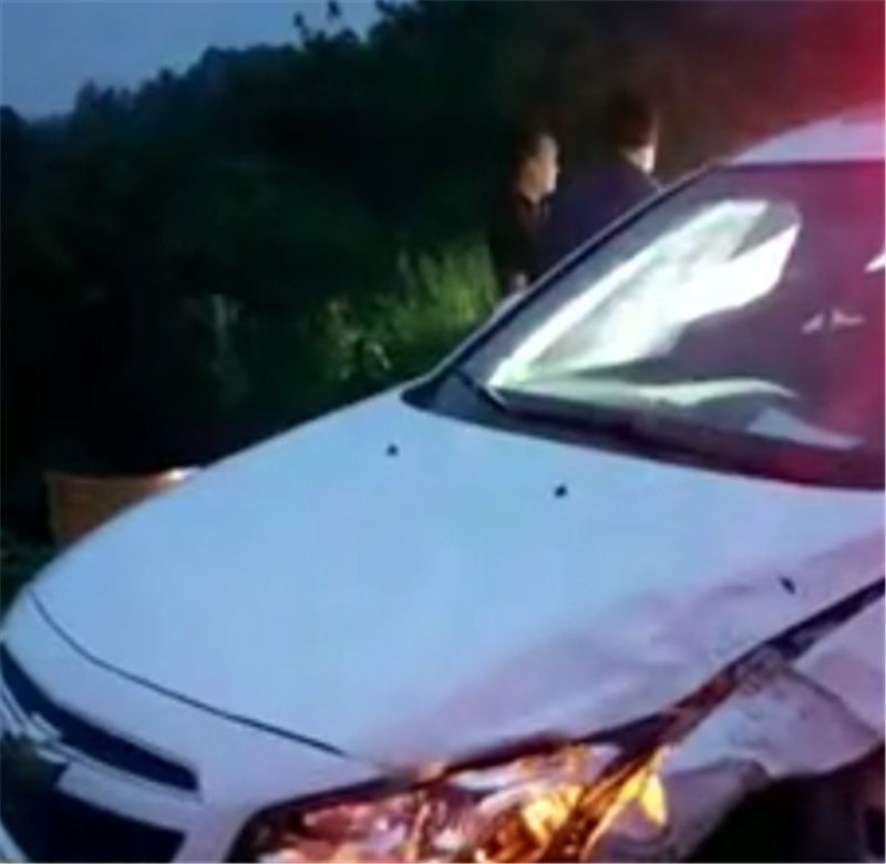 迈锐宝街头出事故,支撑臂断裂,气囊却未打开,是角度不对?