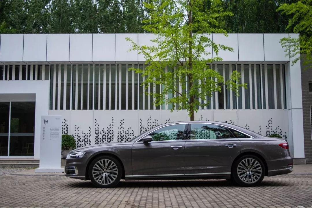 论豪华轿车,80万的奥迪A8L配拥有姓名