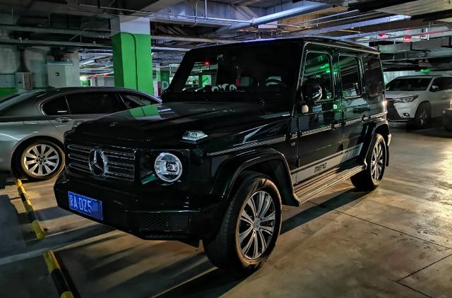 公共停车场遇见奔驰大g,车是好车,但人就不一定了