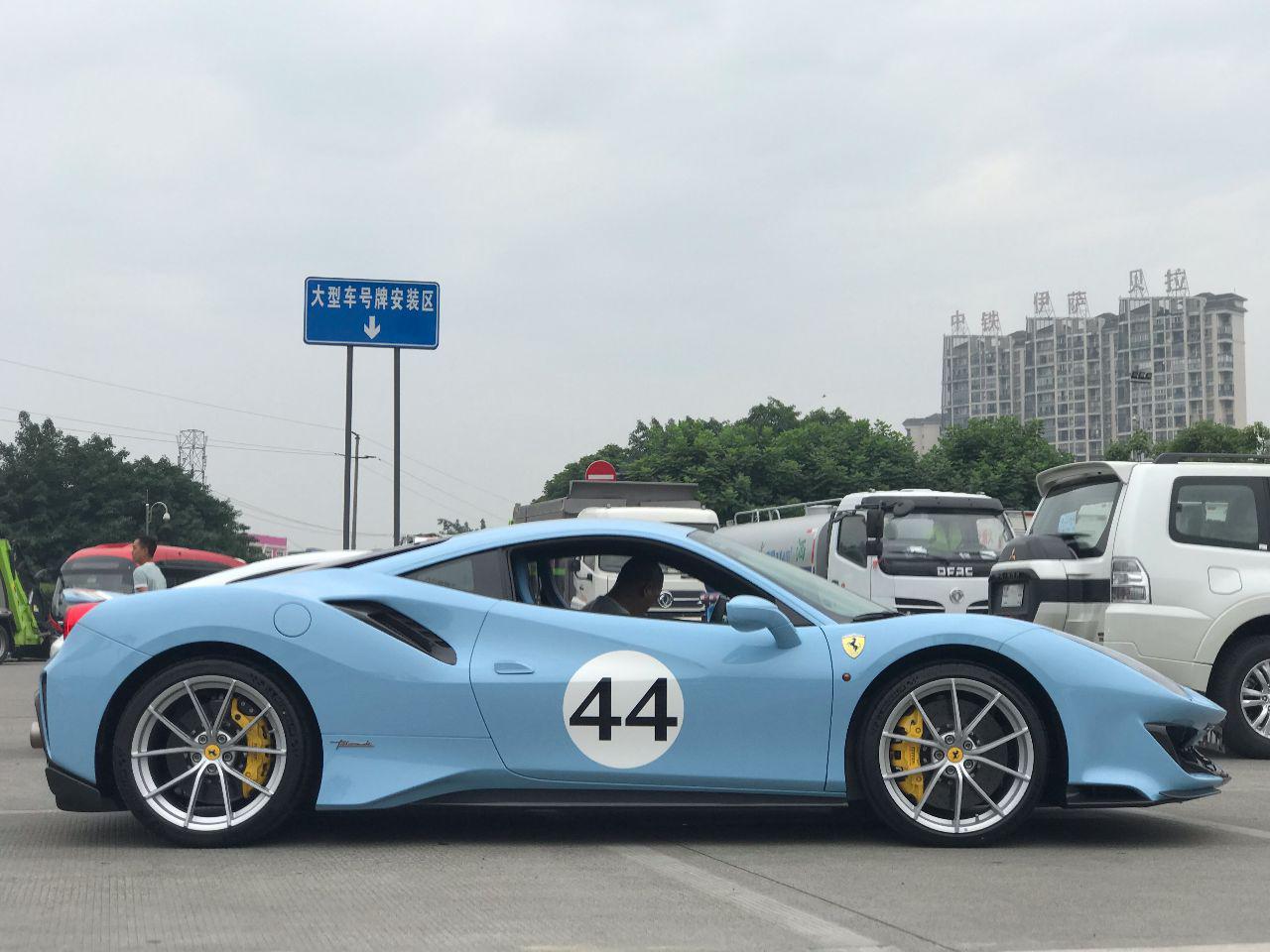 国内第1台,有积分才能买,配置选了150万,门上的号码有说法