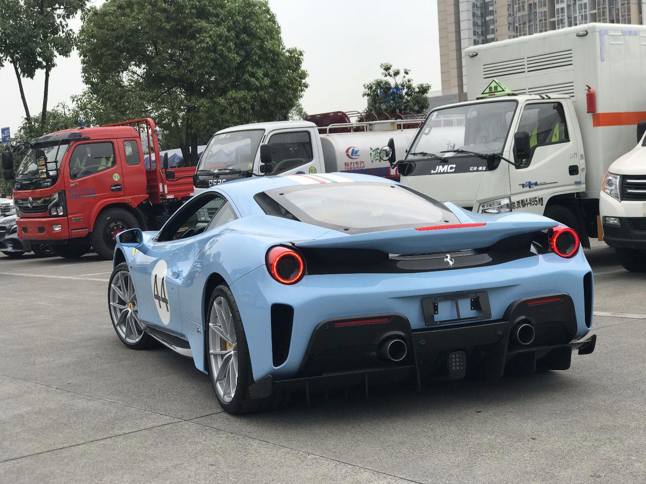 国内第1台,有积分才能买,配置选了150万,门上的号码有说法