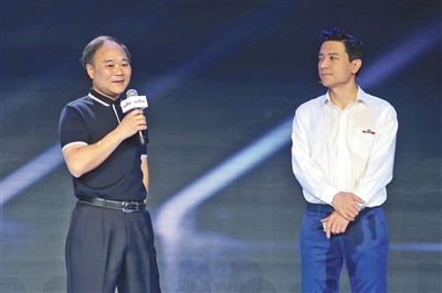 7月3日,李彦宏(右)与李书福出席2019年百度AI开发者大会。图/视觉中国