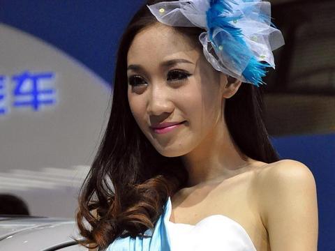 最美闺蜜车模助阵海马汽车展台，可清纯可御姐，人比车更有看头