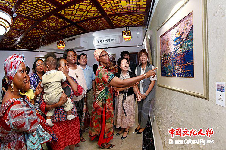 岩彩艺术学会举办“岩彩艺境”中外文化交流·岩彩绘画体验活动