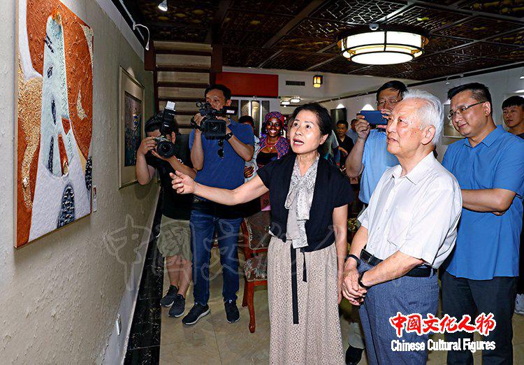 岩彩艺术学会举办“岩彩艺境”中外文化交流·岩彩绘画体验活动