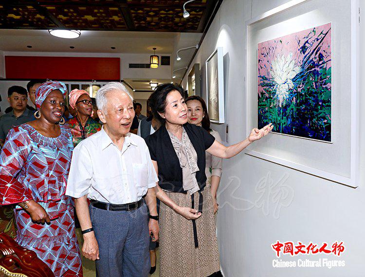 岩彩艺术学会举办“岩彩艺境”中外文化交流·岩彩绘画体验活动