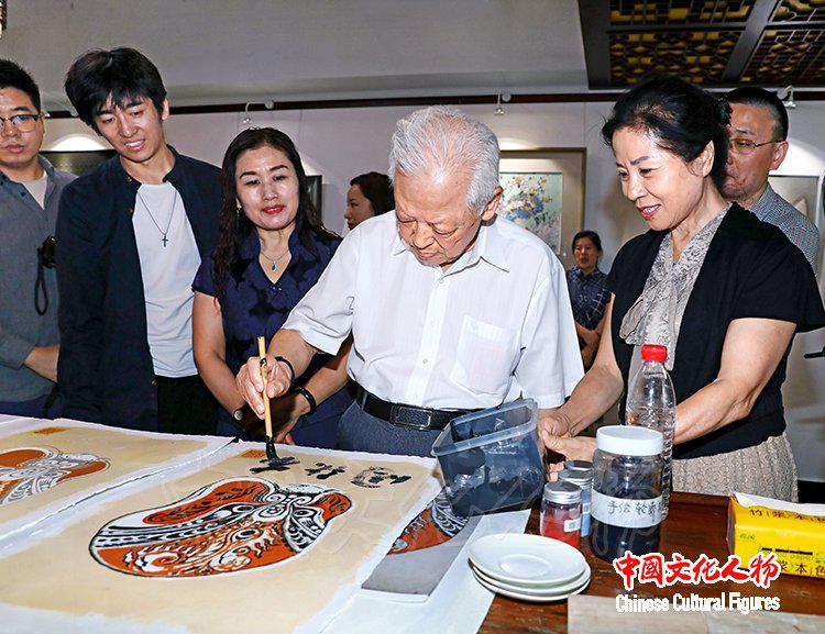 岩彩艺术学会举办“岩彩艺境”中外文化交流·岩彩绘画体验活动