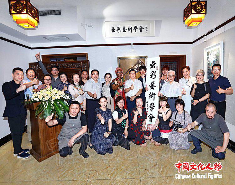 岩彩艺术学会举办“岩彩艺境”中外文化交流·岩彩绘画体验活动