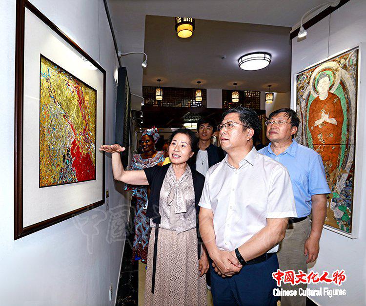 岩彩艺术学会举办“岩彩艺境”中外文化交流·岩彩绘画体验活动