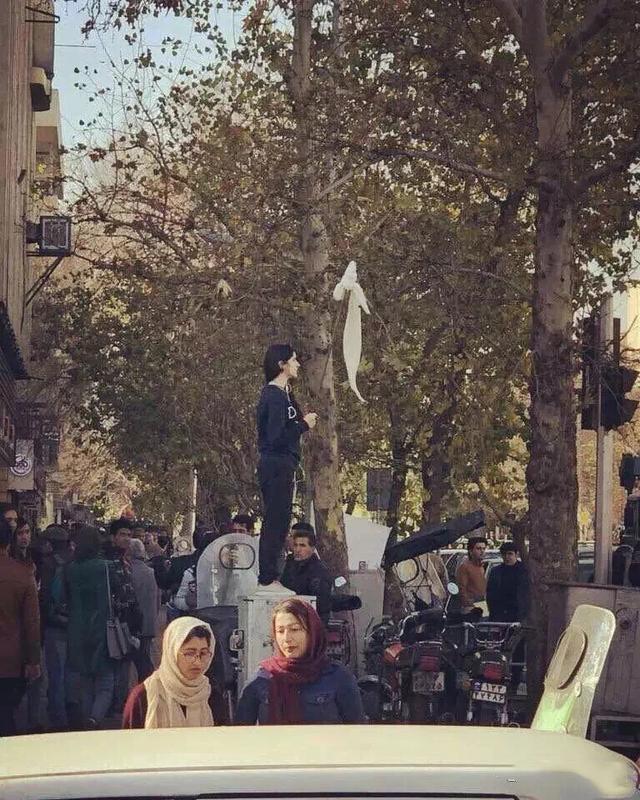 巴列维解放了妇女，为何伊朗女性却带头推翻巴列维王朝呢？