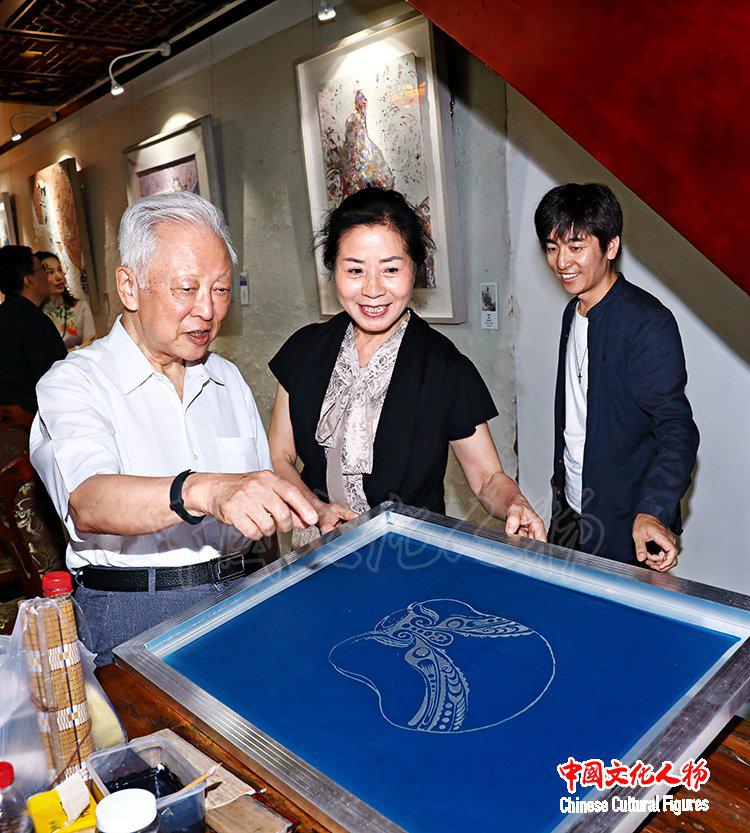 岩彩艺术学会举办“岩彩艺境”中外文化交流·岩彩绘画体验活动