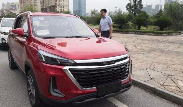 北汽全新suv现身，终于换掉“猪鼻子”车标，车友：不火算我输