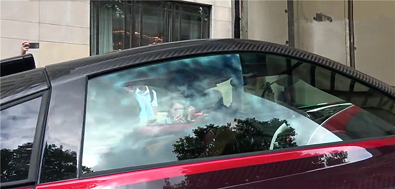 3700万帕加尼街头卸车,750马力3.2秒破百,现场车迷直接堵塞交通