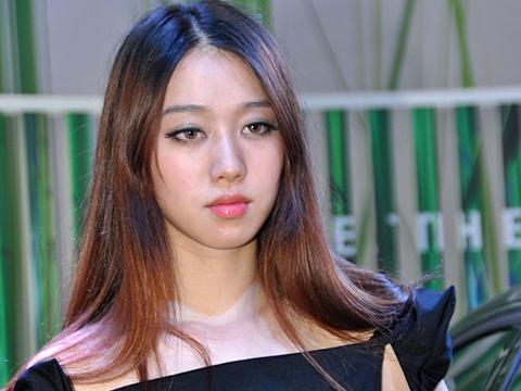 人称台湾宋慧乔的车模惊艳亮相雷诺车展，烟熏妆美爆了