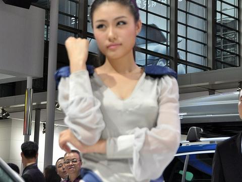 身材最惹火车模助阵大众展台，举起小拳拳的动作，萌化了