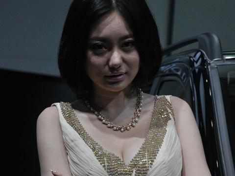 素颜最美车模强势助阵北京奔驰，姿势太霸气，如女王莅临